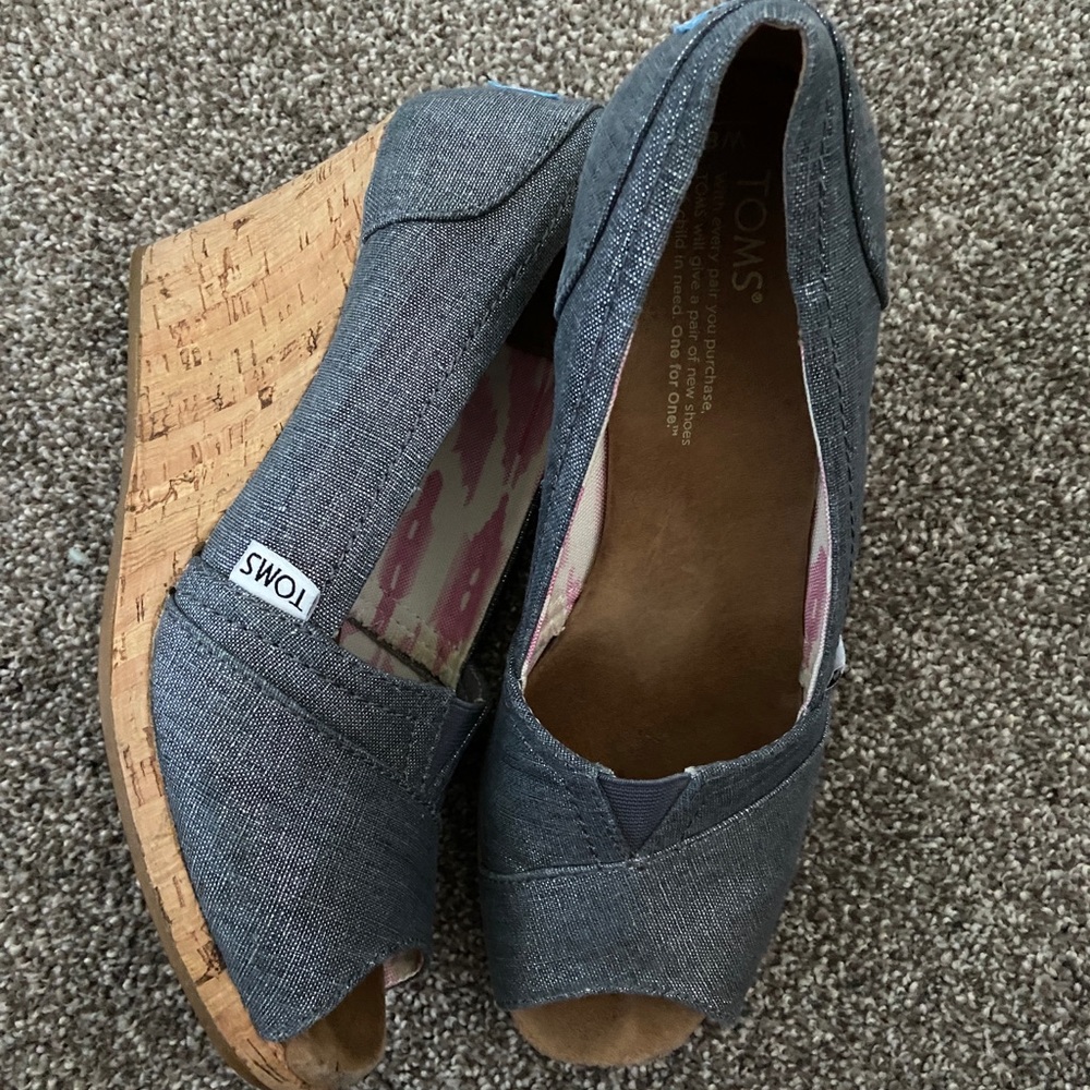 Tom’s navy wedges size 8